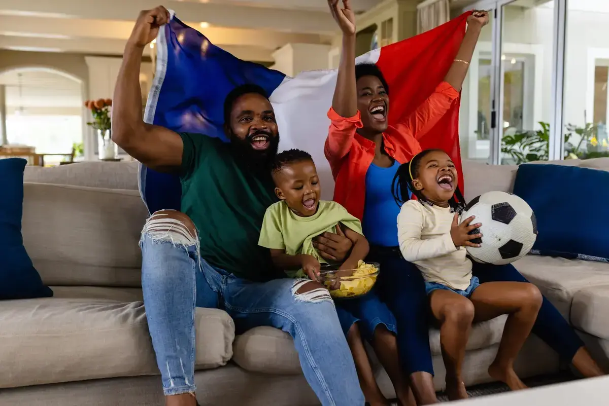 Famille française célébrant un match de football en direct avec Atlaspro IPTV – Abonnement IPTV HD/4K fiable et service IPTV de qualité.